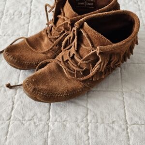 Minnetonka Women's Tramper Ankle Hi Boot in brown suede
